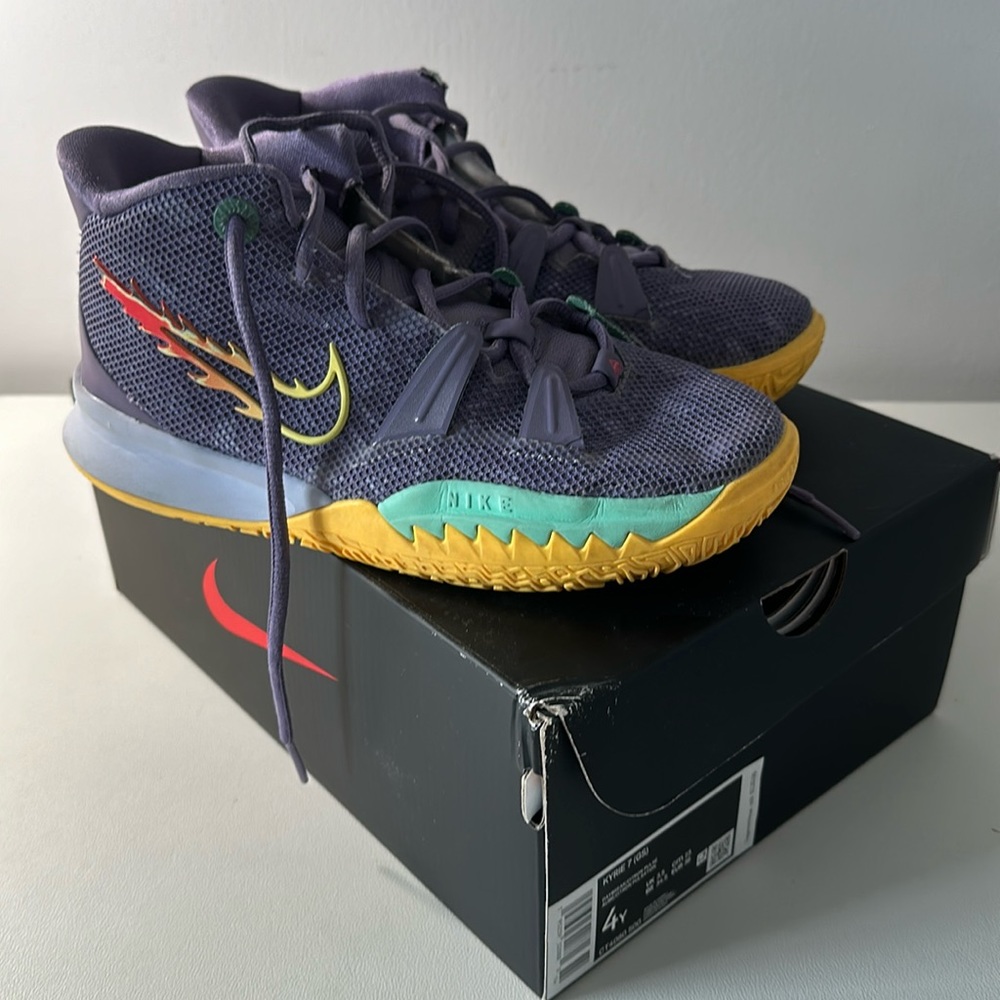 Nike Daybreak Kyrie 7 basketball sneakers size 4Y